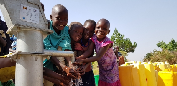 아프리카 우간다 아루아(Arua)지역 미테마을에 위치한 식수펌프 수리를 진행해 깨끗한 식수를 즐겁게 이용하고 있는 마을 아이들