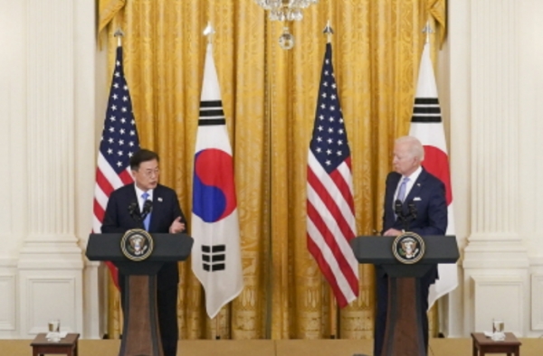 문재인 대통령과 조 바이든 미국 대통령이 21일 오후(현지시간) 백악관에서 정상회담 후 공동기자회견을 하고 있다. (사진=청와대)